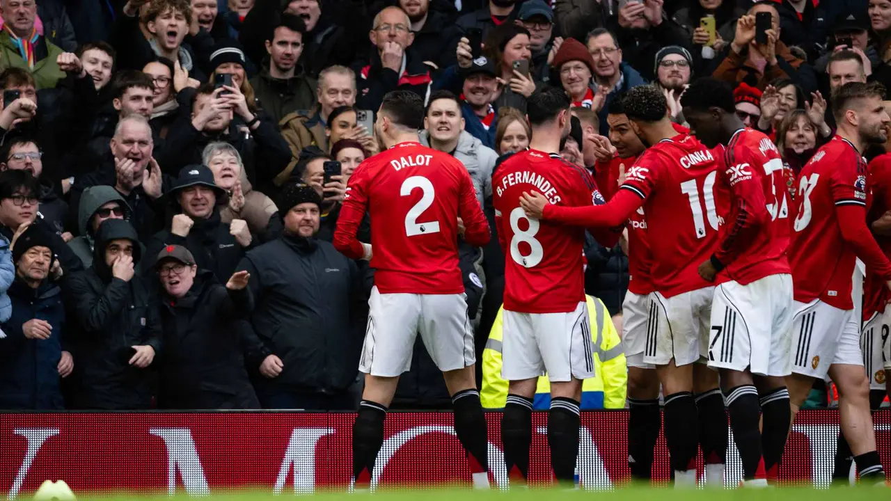 مانشستر يونايتد يتغلب على أستون فيلا بثلاثية في المواجهة التي جمعت بينهما